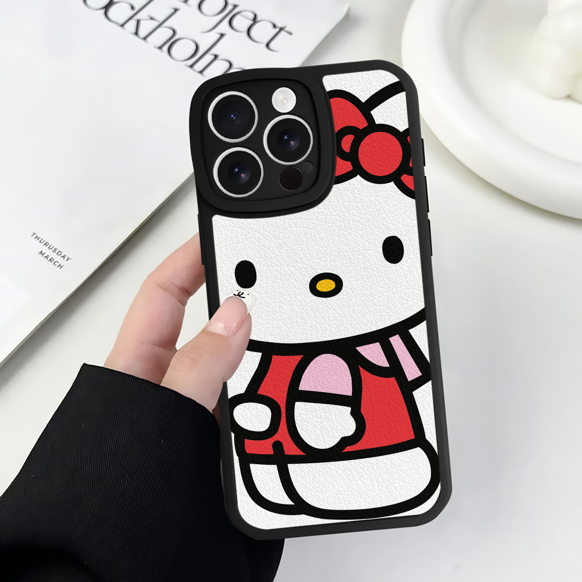 （画像用） Hello Kitty ハローキティ 【iPhone 16シリーズ対応】シリコンスマホケース（レザー調） 材質：シリコン